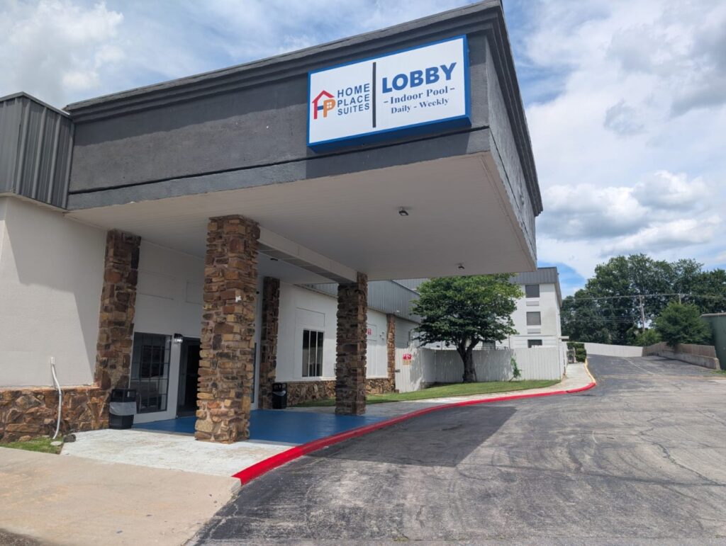 Front entrance of Home Place Suites in Bartlesville, Oklahoma