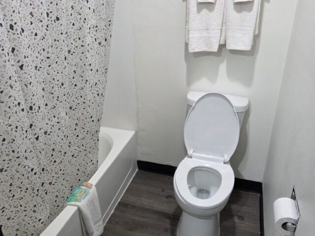 The Suite Inn Minot - Bathroom with tub