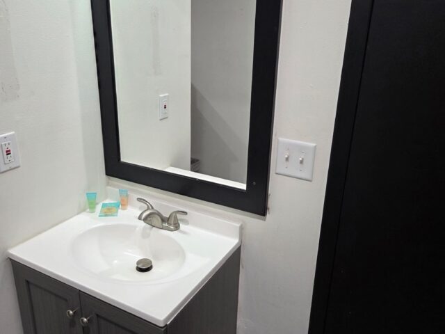 The Suite Inn Minot - Bathroom vanity