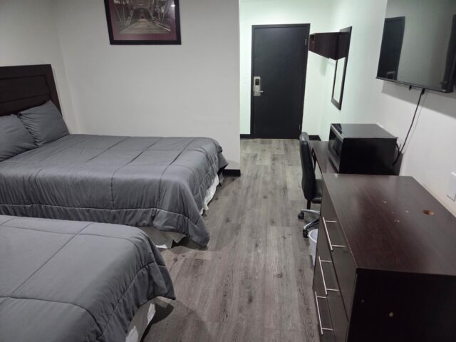 The Suite Inn Minot - Double Room with desk and microwave