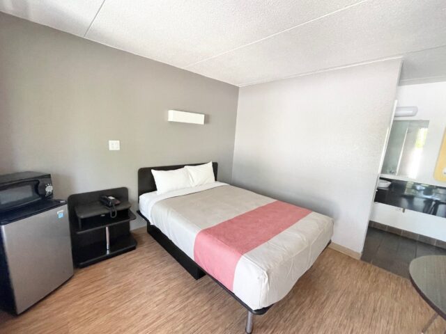 Single Queen room with microwave, mini fridge and vanity at Suite Stay Evansville