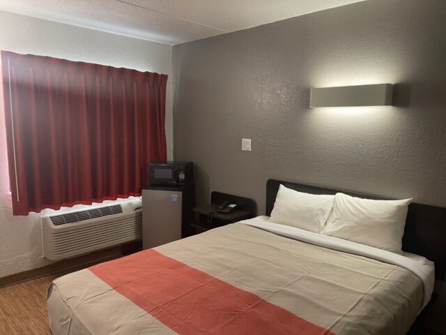 Single Queen room with microwave and mini fridge at Suite Stay Evansville