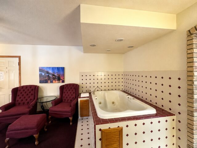 King Suite with Jacuzzi and Fireplace