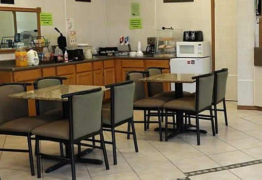 Breakfast and dining area at The Hastings Inn Parsons, Kansas
