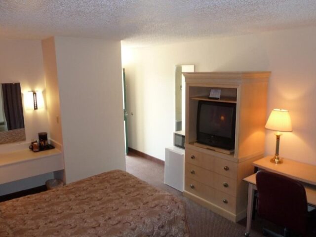 Three Queen Room