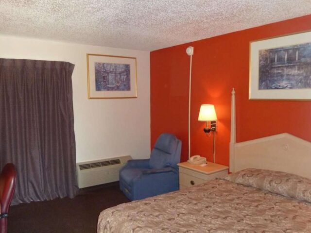 Three Queen Room with Kitchen