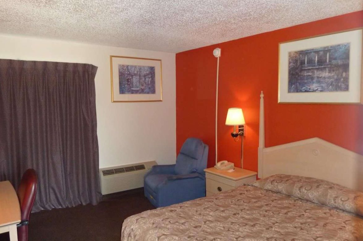 Three Queen Room with Kitchen